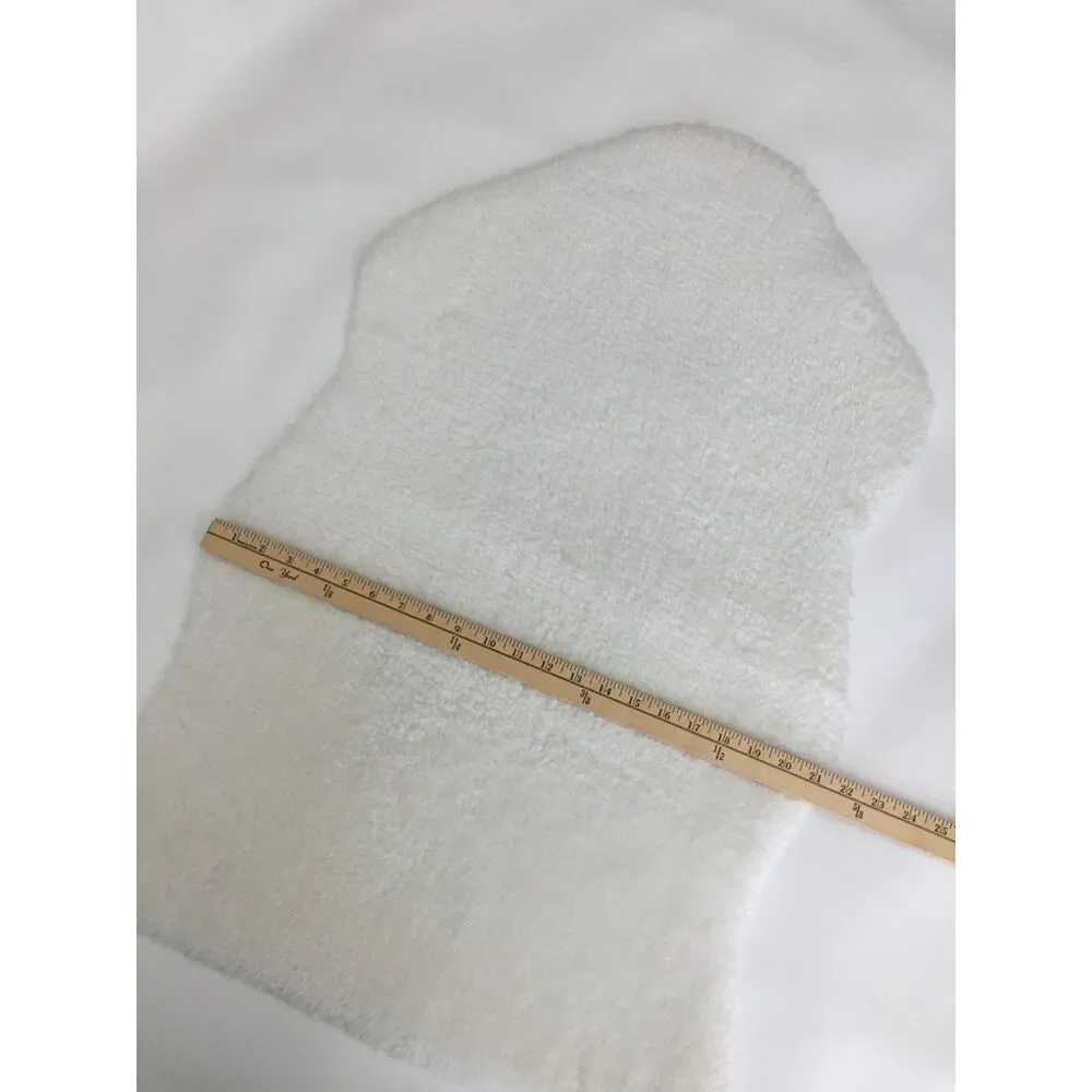 Soft and cozy white faux sheepskin / faux fur accent rug